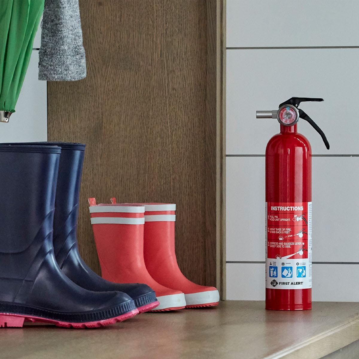 First Alert Fire Extinguisher for Home, Standard Rechargeable Compliance Unit, UL RATED 1-A:10-B:C, HOME1, Red with Metal Bracket Bundle, 1-Pack